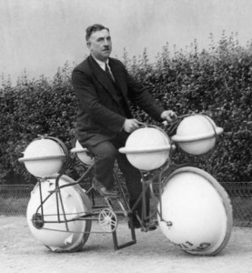 Велосипед-амфибия для передвижения по земле и по воде, грузоподъемностью до 120 кг на воде (Франция, 1932)