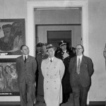 Йозеф Геббельс на выставке «дегенеративного искусства»