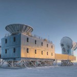 BICEP2 (на переднем плане) и южнополярный телескоп SPT (South Pole Telescope) на фоне заката. Фото Steffen Richter (Harvard University) с сайта www.cfa.harvard.edu