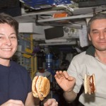 Американцы и на орбите едят гамбургеры. Источник фото: Википедия