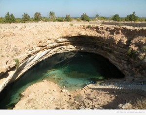 В Биммахе, что в Омане, несколько сот лет также образовался известковый пролом. Но, местные власти не растерялись – теперь это достопримечательность со своей зоной отдыха. На дне дыры образовалось чистейшее озеро.