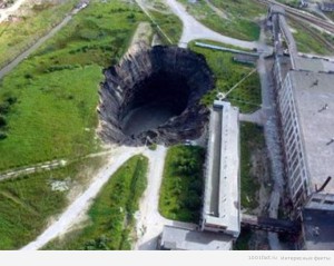 В 1986 году, в результате аварии на рудниках, в городе Березняки, в России, образовался провал. Каждый год его размеры увеличивались – и сейчас он 103 на 100 метров.