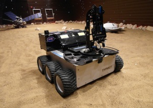 Робот ТУРИСТ (Телеуправляемый робот исследователь марсианских территорий). Может управляться по информации снимаемой с 6-ти видеокамер, размещенным на роботе и передавать ее на монитор пульта управления. Робот оснащен рукой-манипулятором 