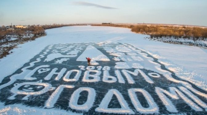 Глухой пенсионер из Амурского края дарит односельчанам гигантские ледовые открытки