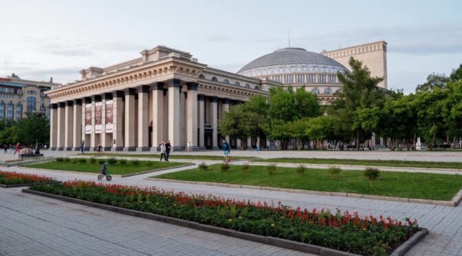 ПРИЗРАК БРОДИТ ПО СТРАНЕ — ПРИЗРАК НОВОЙ СТОЛИЦЫ