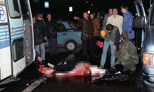 ЗАХВАТ ЗАЛОЖНИКОВ РЯДОМ С КРЕМЛЕМ И СУДЬБА ТЕРРОРИСТА